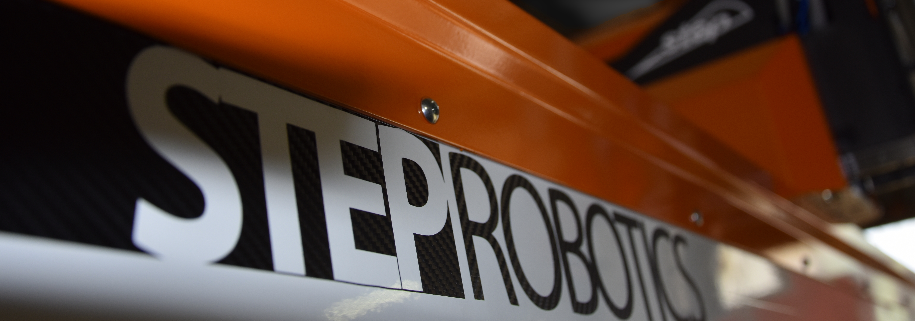 Marca Steprobotics na viga laranja de um robô cartesiano HPC