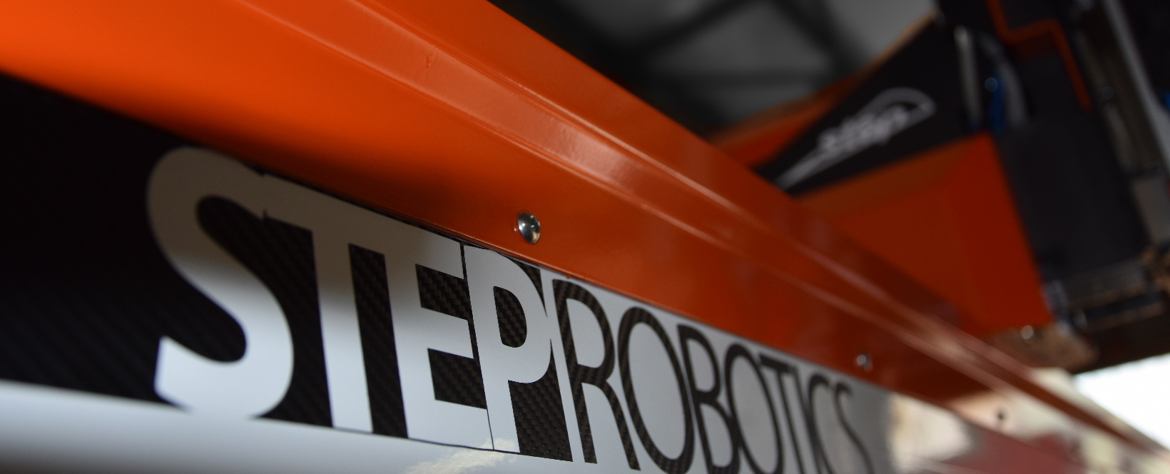 Robot cartesiano serie HPC Steprobotics, dettaglio della trave arancione con il marchio
